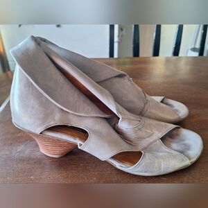 Women's Cream Heeled Shoes